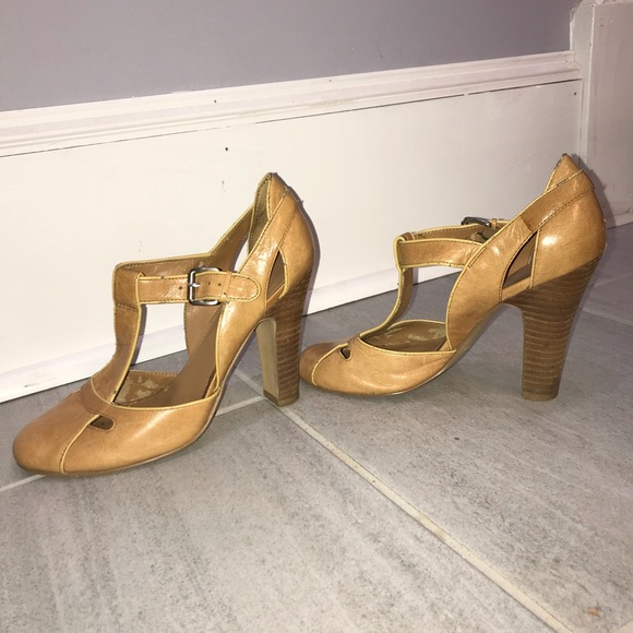Tan/nude Nine West t strap pumps - Picture 3 of 8